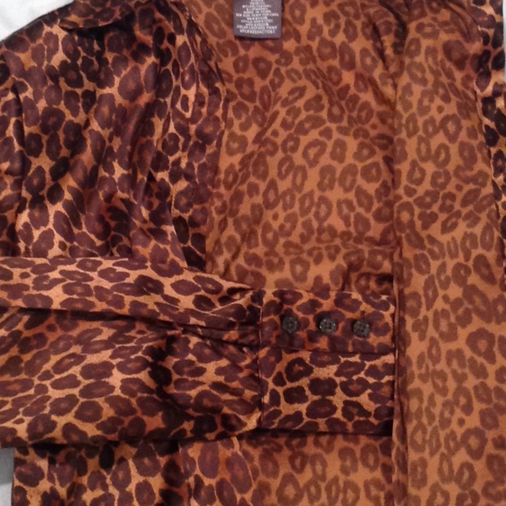 Ladies leopard button down 👚 - Picture 4 of 4